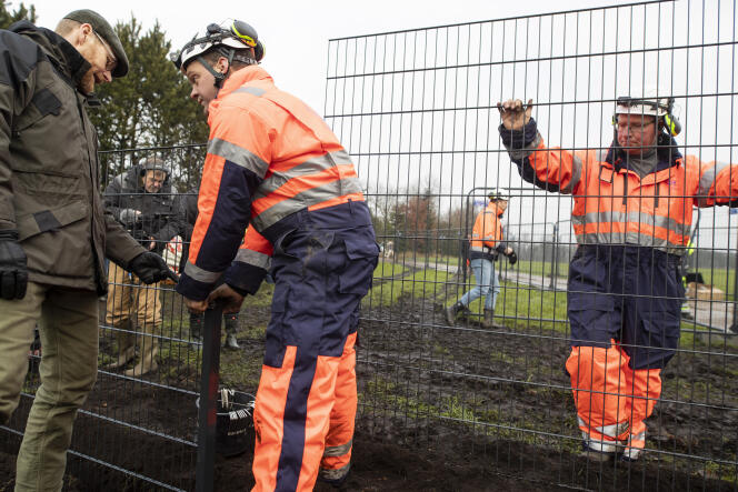 Installation de la barrière, à Padborg, à la frontière entre le Danemark et l’Allemagne, le 28 janvier 2019.