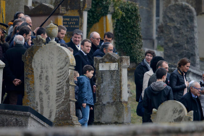Emmanuel Macron au cimetière juif de Quatzenheim (Bas-Rhin), mardi 19 février.