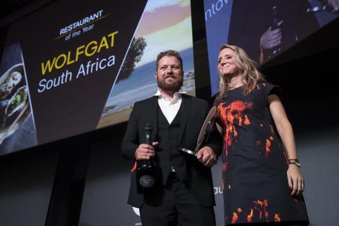 Le chef sud-africain Kobus van der Merwe lors de la cérémonie des World Restaurant Awards, à Paris, le 18 février 2019.