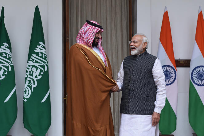 Le prince héritier d’Arabie saoudite (à gauche), Mohammed Ben Salman, et le premier ministre indien, Narendra Modi, à New Delhi, mercredi 20 février.