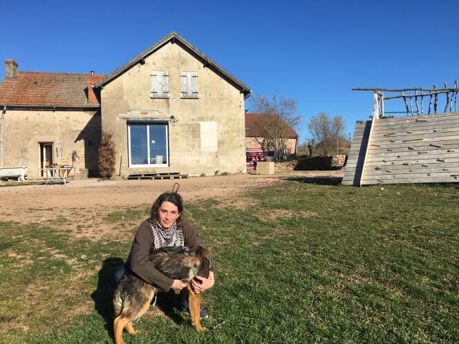 Héloïse, devant sa maison, à proximité de la porcherie de Barrais-Bussolles dans l’Allier.