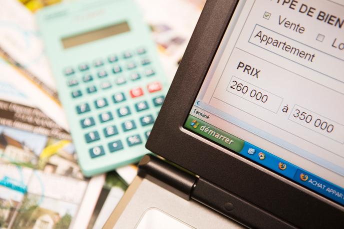 « Chez Proprioo, les honoraires ne dépassent pas 1,99 % du prix de vente, quand Liberkeys fixe un plafond à 3 990 euros et OprixFixe à… 1 990 euros, quand les frais d’agences traditionnelles peuvent atteindre entre 3 % et 7 %, en fonction de la nature du bien vendu. »