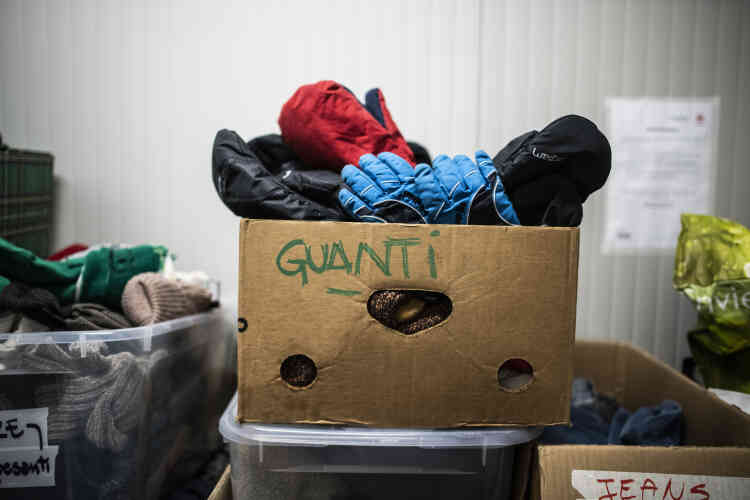 A la fondation Talità Kum, côté italien, le 18 février. Une caisse de gants dans la réserve de vêtements chauds qui sont collectés ou achetés pour les migrants qui tentent la traversé clandestine vers la France.