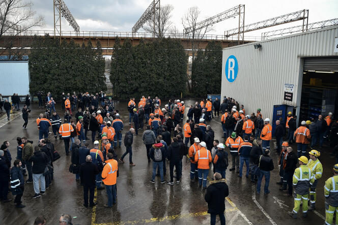 Des salariés d’Ascoval devant l’aciérie de Saint-Saulve, près de Valenciennes, le 19 décembre 2018.