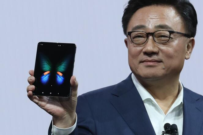 Le smartphone pliable Samsung Fold présenté par le président et PDG de Samsung mobile, DJ Koh, à San Francisco, le 20 février.