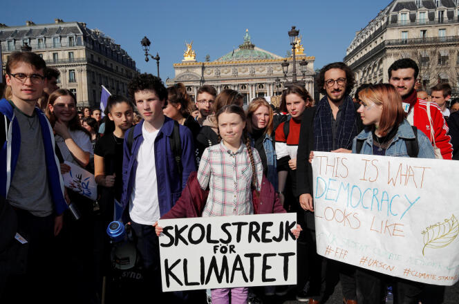 La jeune suédoire Greta Thunberg (au premier plan), figure de la lutte contre le changement climatique, manifeste à Paris, le 22 février.