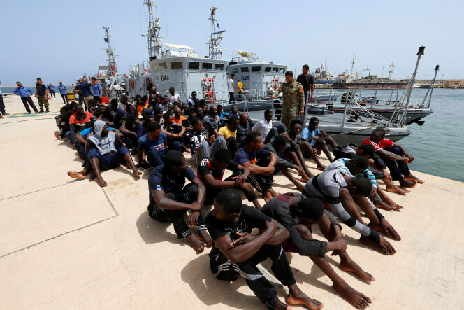 Un groupe de migrants sur une base militaire après avoir été secourus par les gardes-côtes libyens, à Tripoli, le 3 juillet 2018.