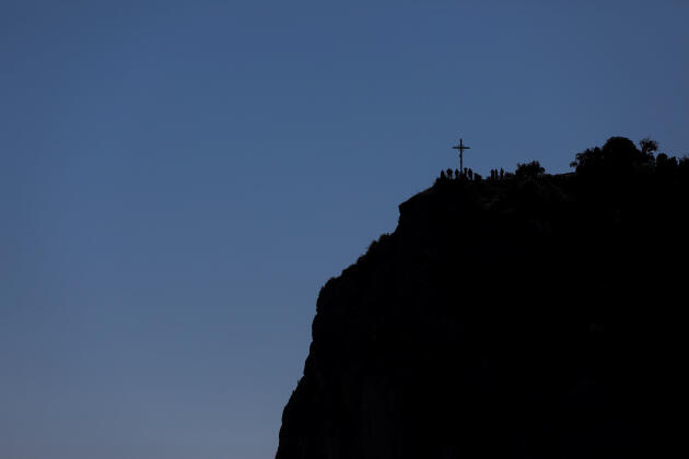 La croix de l’abbaye de Montserrat, en Catalogne.
