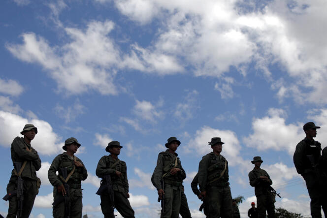 Des soldats vénézuéliens gardent la frontière entre le Venezuela et le Brésil près de Pacaraima, le 22 février.