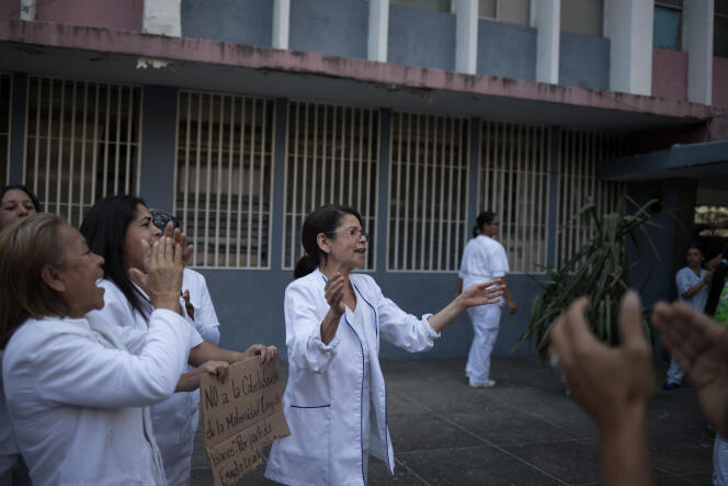 Rassemblement d’infirmières d’un hôpital public de Caracas pour condamner la pénurie de moyens des services de santé, le 5 février.