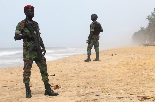 Des soldats ivoiriens surveillent la plage de Grand Bassam après l’attentat du 13 mars 2016.