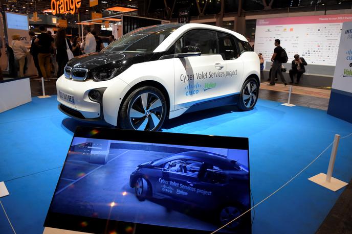 Une voiture équipée d’un système intelligent de stationnement développé par Cisco et Valeo, à Paris, le 15 juin.