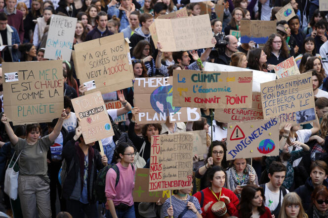 Manifestation étudiante pour un changement des politiques climatiques mondiales, à Paris, le 22 février.
