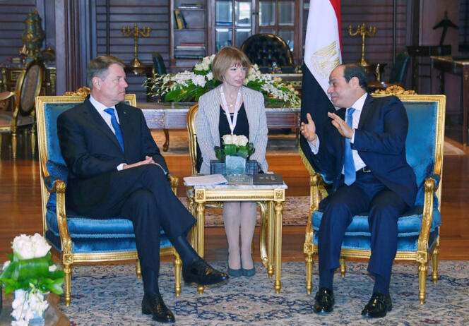 Le président égyptien, Abdel Fattah Al-Sissi (à droite) rencontre le président roumain, Klaus Iohannis, après le premier sommet entre l’Union européenne et les pays de la Ligue arabe, à Charm El-Cheikh en Egypte, Le 23 février 2019.