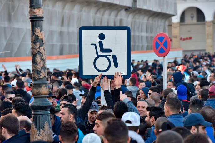 Manifestation à Alger pour protester contre le cinquième mandat du président Bouteflika, le 22 février 2019. Le panneau symbolise le président Bouteflika, qui brigue une cinquième mandat malgré son état de santé très faible et qui est « remplacé » par un cadre avec sa photo lors de cérémonies officielles.