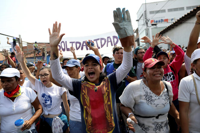 Des manifestants à Urena, au Venezuela, samedi 23 février.