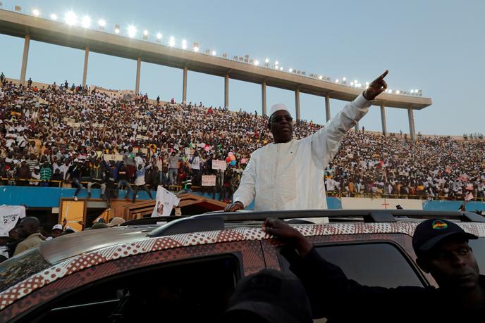 Le président sénégalais et candidat aux prochaines élections présidentielles, Macky Sall, salue ses partisans alors qu’il arrive à sa dernière manifestation à Dakar, au Sénégal, le 22 février 2019.REUTERS/ Zohra Bensemra TPX IMAGES OF THE DAY