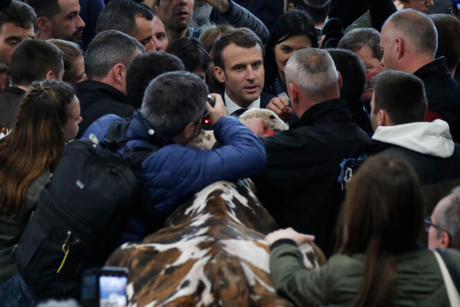 Emmanuel Macron en visite au Salon de l'agriculture, à Paris, le 23 février. Arrivé à 8 h 47 à la Porte de Versailles, il en est reparti à 23 h 27.