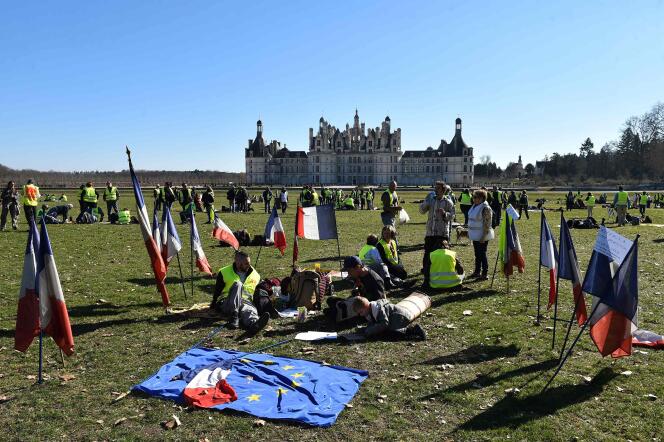 Plus d’un millier de « gilets jaunes » se sont rassemblés devant le château de Chambord, samedi 23 février.