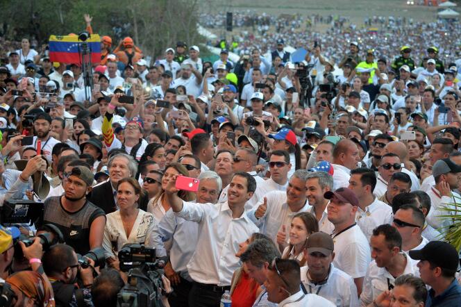 L’opposant vénézuélien Juan Guaido (au centre) aux côtés du président chilien Sebastian Pinera (à sa gauche), du colombien Ivan Duque (au centre-droit, le pouce levé) et du paraguayen Mario Abdo Benitez durant le concert « Venezuela Aid Live » à Cucuta, en Colombie, le 22 février.