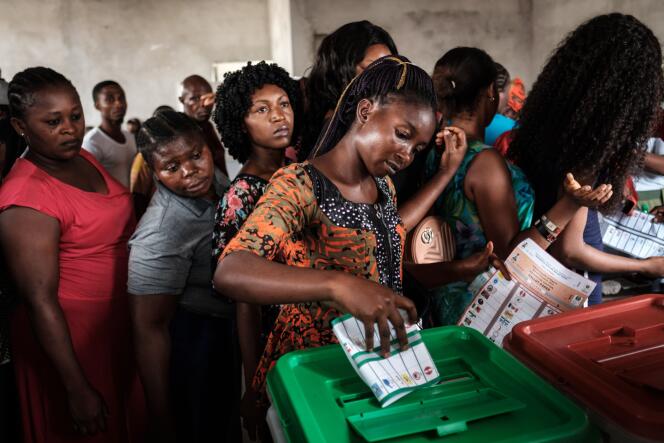 Une femme vote lors des élections générales du samedi 23 février, dans un bureau de vote à Port Harcourt, dans le sud du Nigeria.