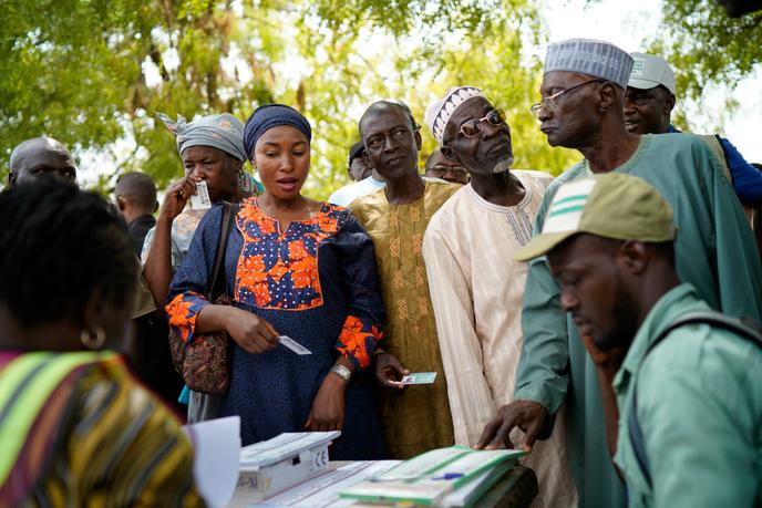 Les Nigérians font la queue pour voter à Kaduna, samedi 23 février.