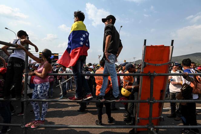 Du côté vénézuélien, les militaires avaient monté une estrade pour un show chaviste sur le thème « Para la guerra, nada »