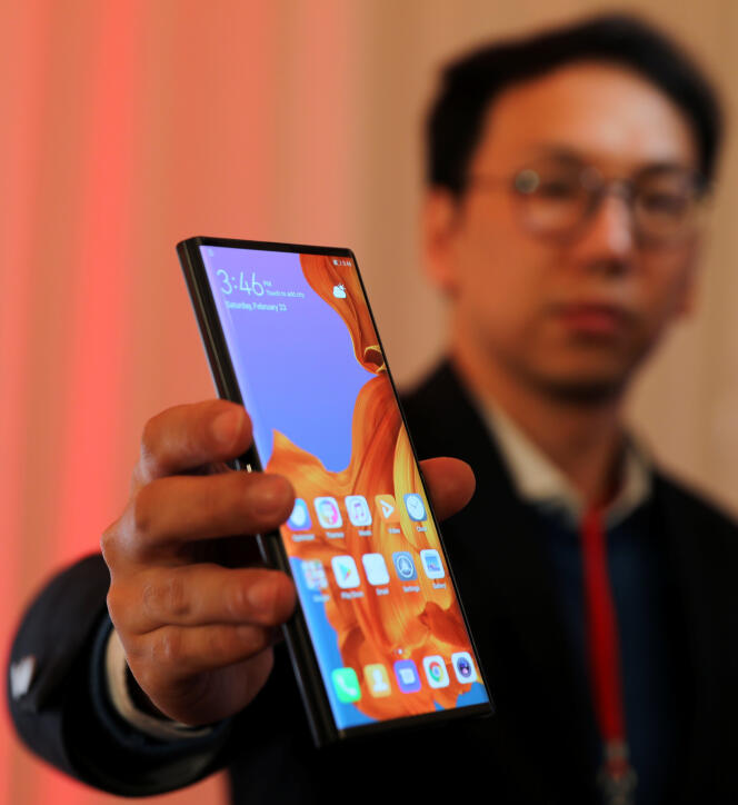 Même replié, l’écran du Huawei Mate X est spectaculaire. Il sera équipé d’une antenne 5G et d’une mémoire de 512 Go.