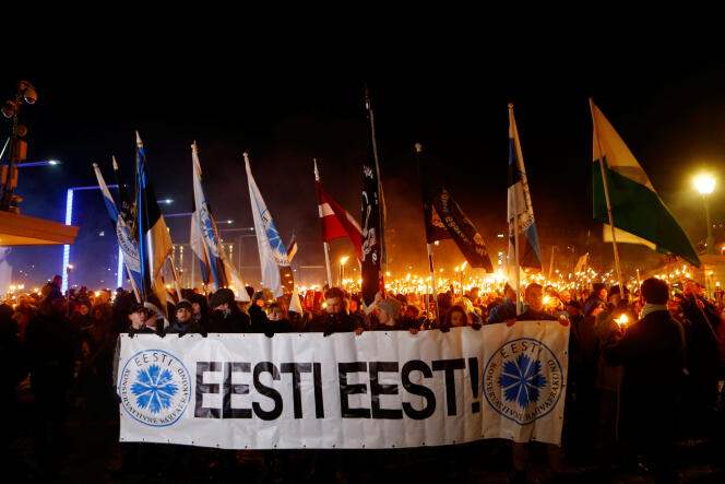 Lors de la marche au flambeau organisée dans le centre de Tallinn, le 24 février.