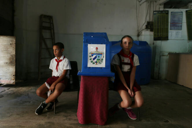 Des enfants attendent les électeurs dans un bureau de vote lors d’un référendum constitutionnel à La Havane, à Cuba, le 24 février 2019.