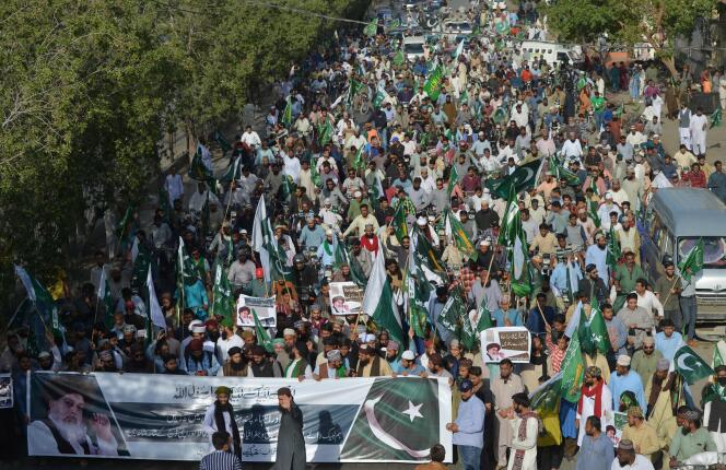 Supporteurs et activistes du parti Tehreek-e-Labbaik (PLT, parti pakistanais islamiste radical), lors d’une marche anti-indienne, à Karachi (Pakistan) le 24 février 2019.