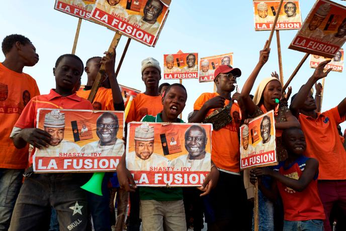 Des partisans du candidat à l’élection présidentielle sénégalaise Idrissa Seck lors d’un meeting électorale à Dakar, le 22 février.