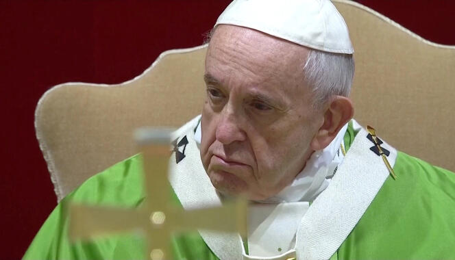 Le pape François célébrant la messe dans la salle Regia du Vatican, le 24 février.