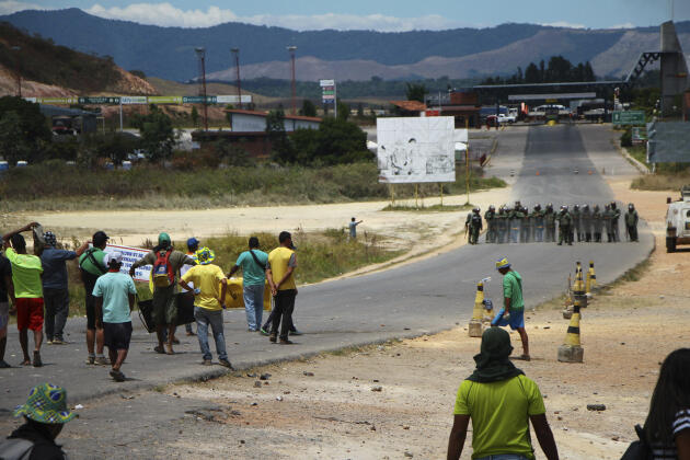 Des opposants à Nicolas Maduro font face aux forces de sécurité vénézuéliennes à Pacaraima, ville brésilienne (Etat du Roraima) frontalière avec le Venezuela.