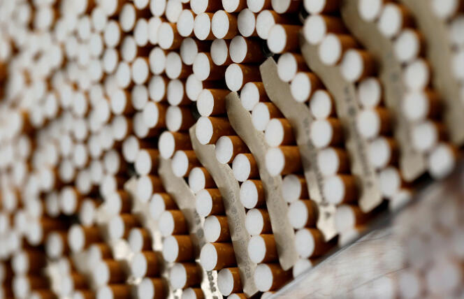 Des cigarettes pendant le processus de fabrication dans la British American Tobacco Cigarette Factory (BAT) à Bayreuth, Allemagne.