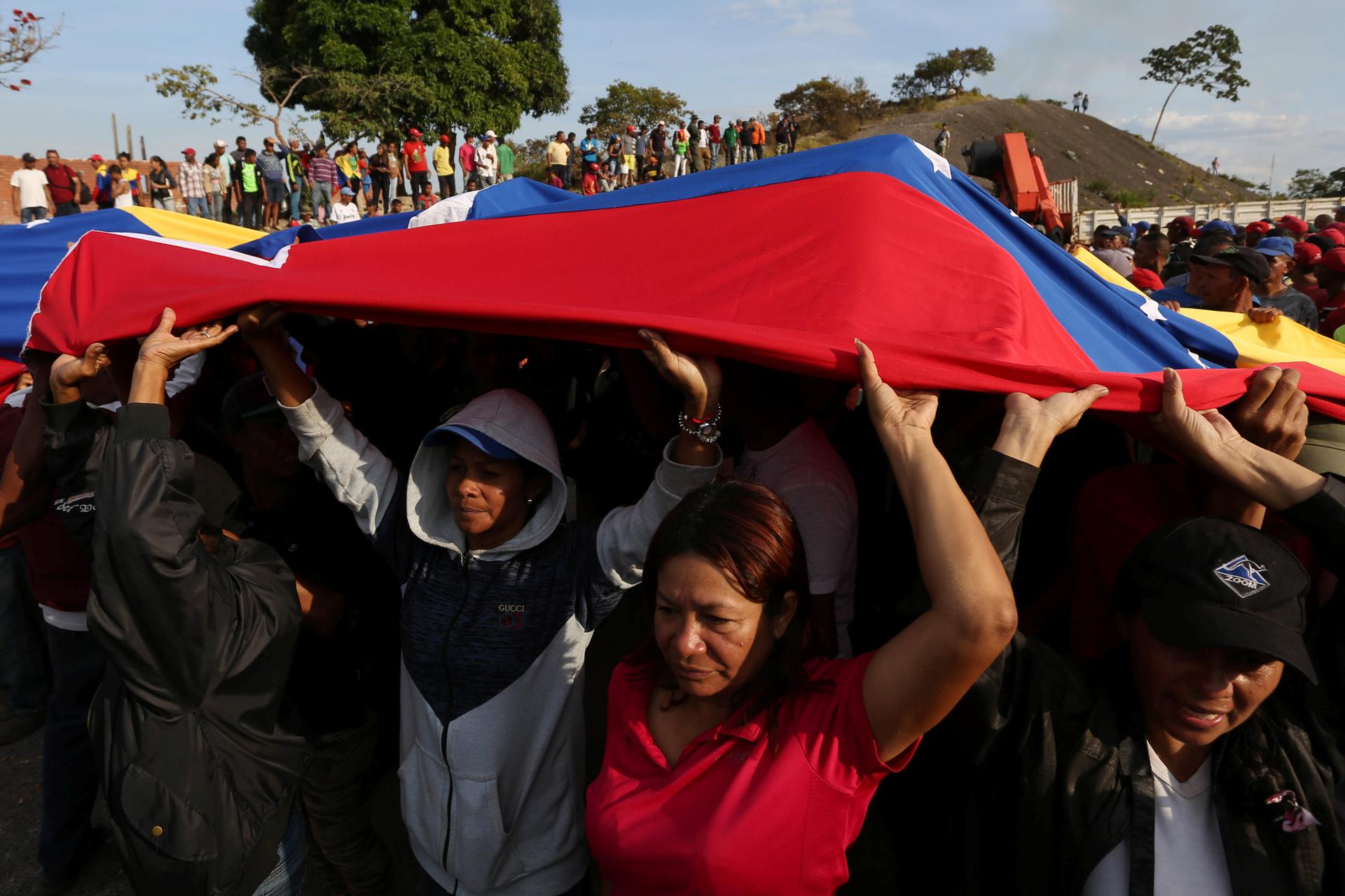 Un rassemblement en faveur de Nicolas Maduro à la frontière brésilienne, le 24 février.
