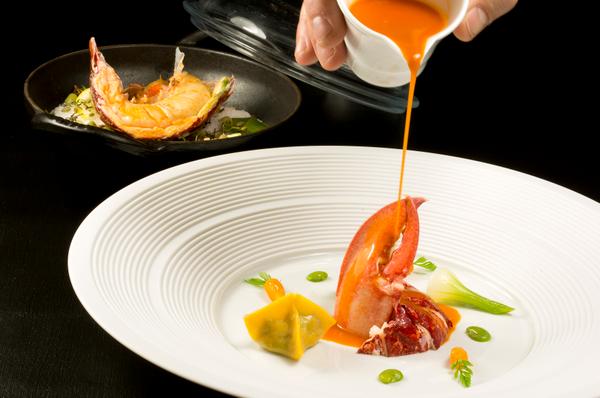 Assiette de la collection Aréna, en forme d’arène, imaginée par Germain Bourré pour le chef Philippe Etchebest, et éditée par le porcelainier JL Coquet.