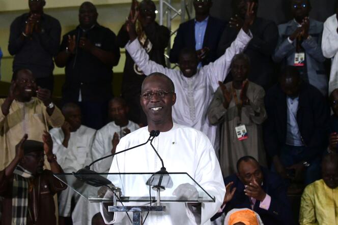Le premier ministre sénégalais Mahammed Buon Abdallah Dionne annonçant la victoire du président sortant Macky Sall, à Dakar, le 24 février.