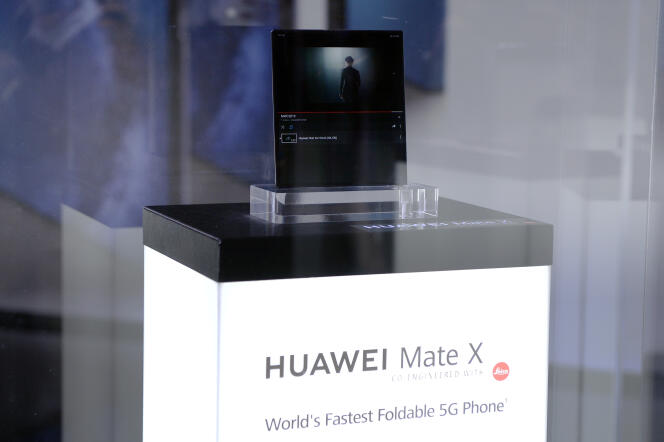 Le nouveau smartphone pliable du groupe chinois Huawei, le MateBook X Pro, au Salon du mobile de Barcelone, le 24 février.
