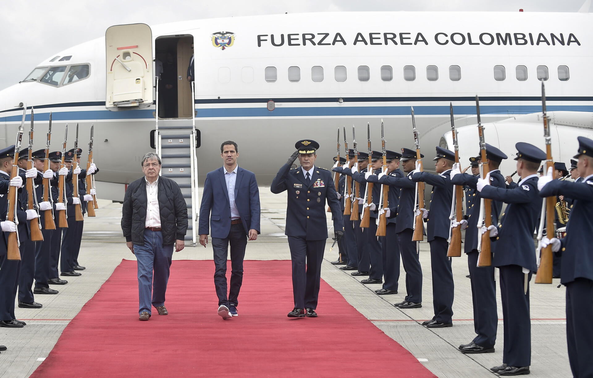 Juan Guaido arrive à l’aéroport militaire de Bogota. Une réunion du groupe de Lima devait se tenir dans la capitale colombienne le 25 février.