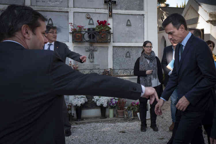 Pedro Sanchez, premier ministre espagnol socialiste, dépose une gerbe sur la tombe du poète Antonio Machado, mort en exil à Collioure, le 24 février. Ce jour-là, il a visité les lieux emblématiques en France de la Retirada, l'exil des republicains espagnols vaincus par le franquisme en 1939.