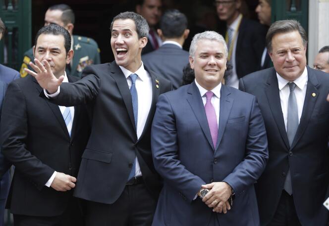 Le président autoproclamé du Venezuela, Juan Guaido, accompagné du président guatémaltèque, Jimmy Morales, du président colombien, Ivan Duque, et du président panaméen, Juan Carlos Varela, lors de la réunion du groupe de Lima, en Colombie, lundi 25 février 2019.