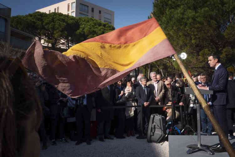 Sur la plage d'Argelès-sur-Mer, sur le lieu même du principal camp de concentration ou furent enfermés les réfugiés espagnols, Pedro Sanchez prend la parole devant un drapeau de la République espagnole non reconnu par l'Espagne actuelle.