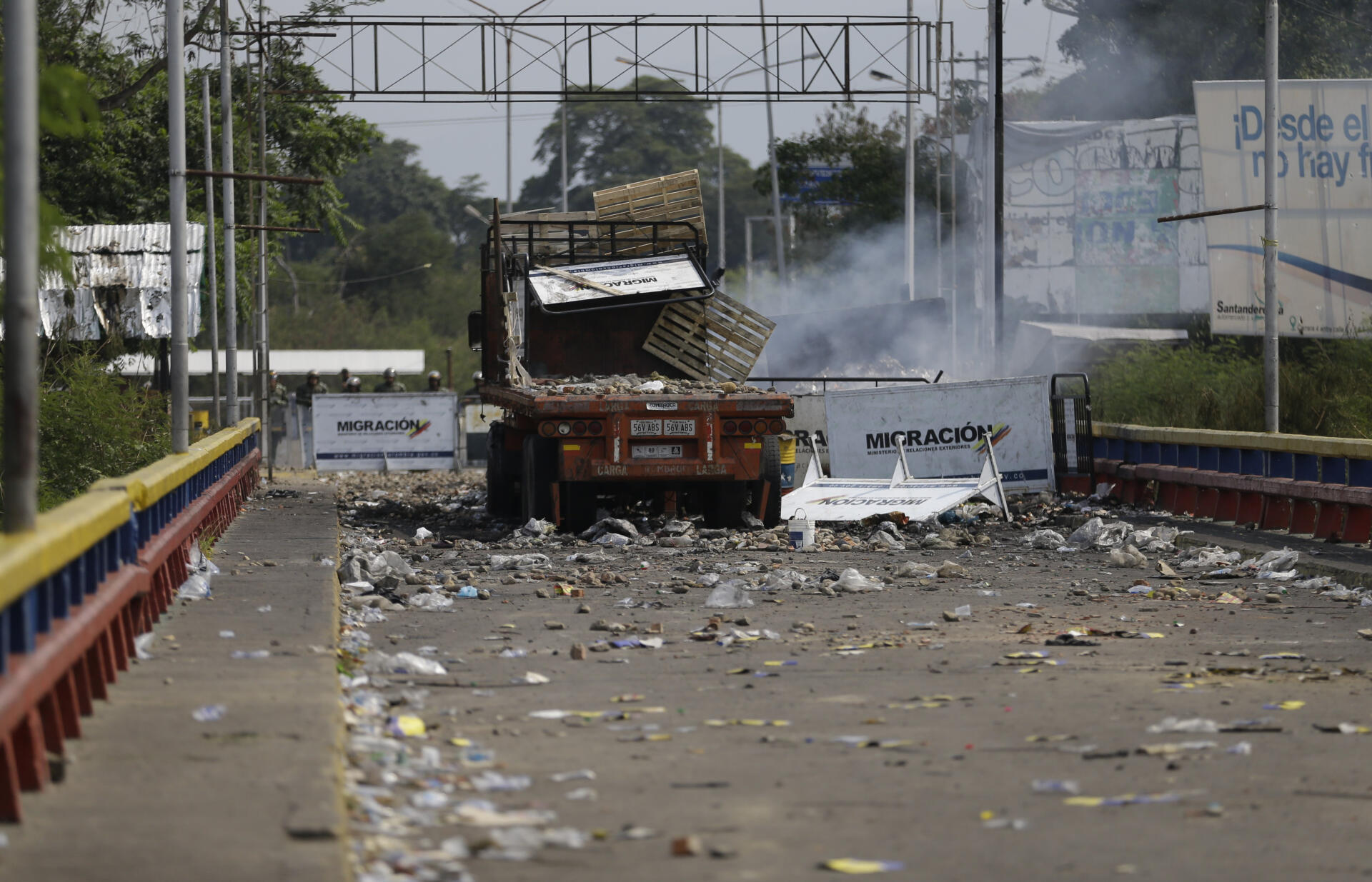 A 15 km au nord, un camion d’aide humanitaire a été bloqué puis vidé sur le pont Francisco-de-Paula-Santander, qui relie la Colombie et le Venezuela.