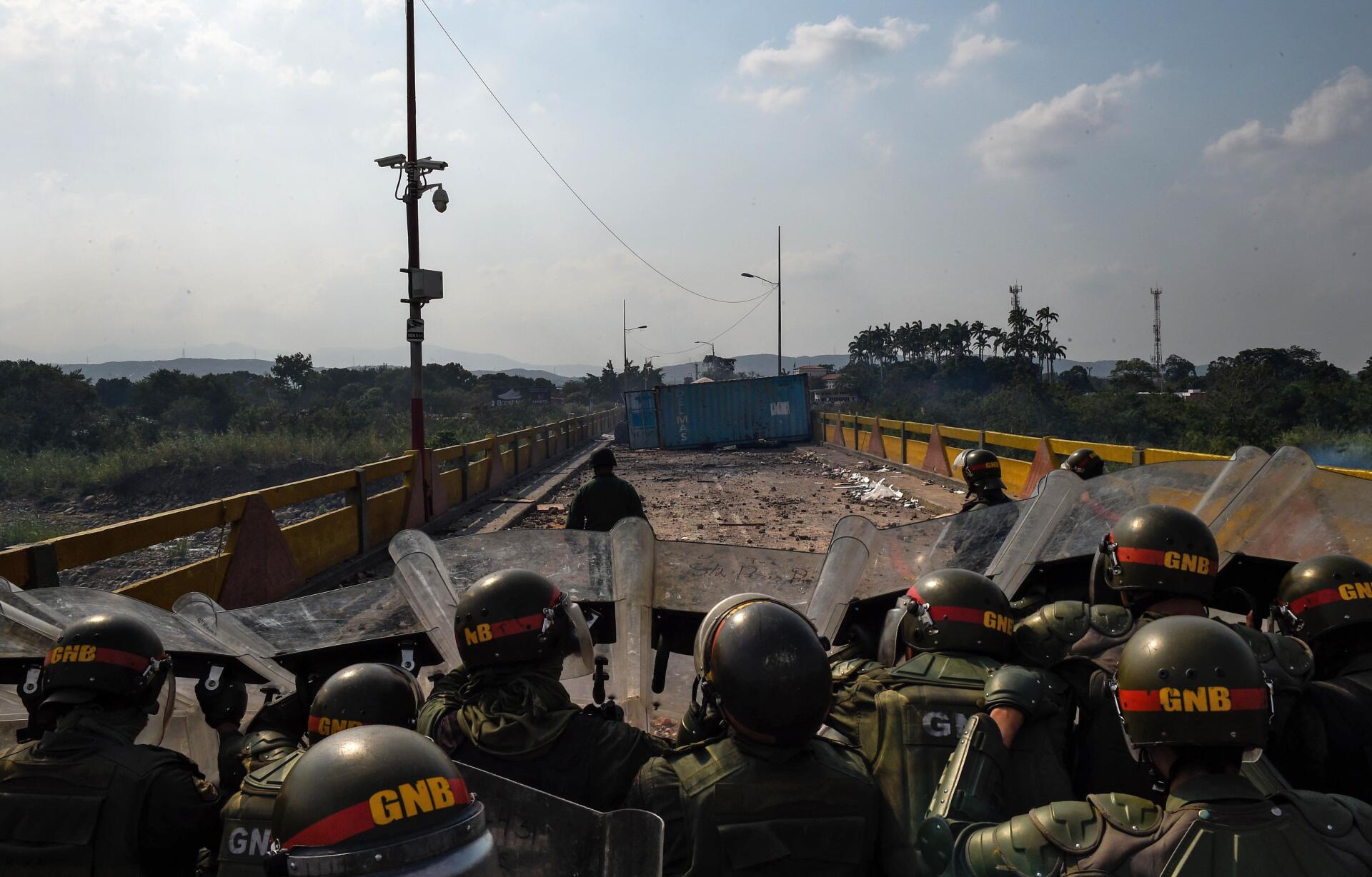 Des membres de la garde nationale bolivarienne sur le pont international Simon-Bolivar, à la frontière entre le Venezuela et la Colombie, le 24 février.
