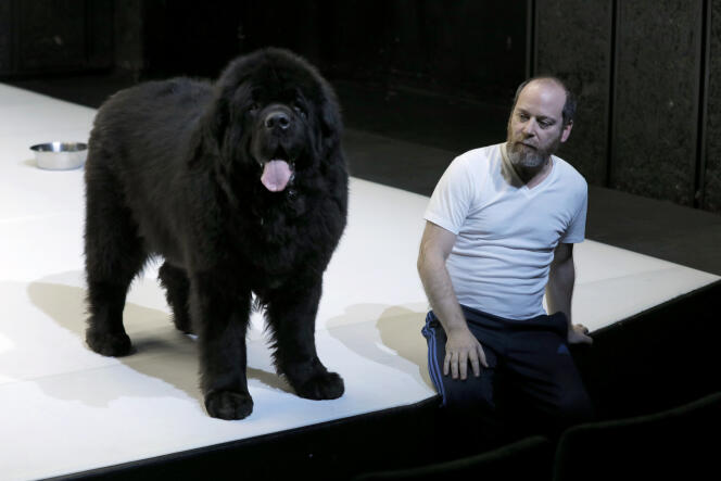 Arthur Nauzyciel avec le chien Elboy dans « L’Art du théâtre », de et mis en scène par Pascal Rambert.