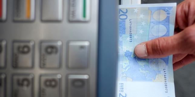 En perte de vitesse, l’argent liquide fait de la résistance