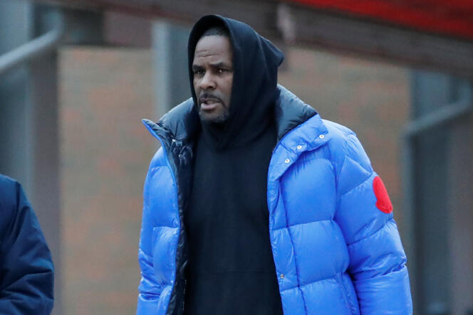 Le chanteur R. Kelly quitte la prison de Cook County, à Chicago, dans l’Illinois, le 25 février.