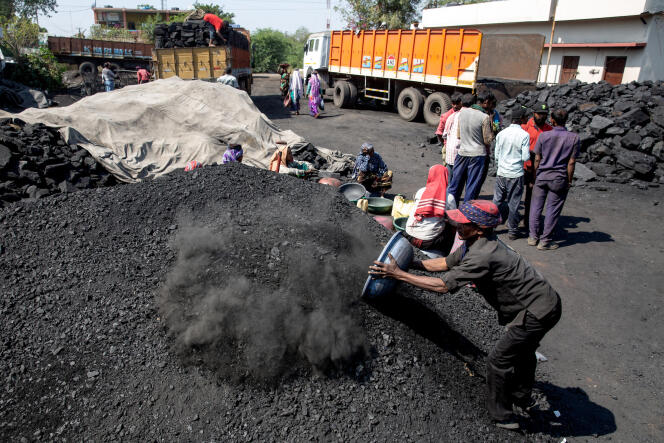 Chargement de charbon près du site minier de Chandrapur dans l’Etat indien du Maharashtra, le 31 janvier.