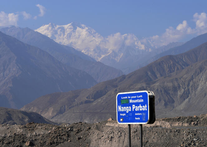 Le Nanga Parbat (en arrière-plan) fait partie des quatorze plus hauts sommets de la planète, culminant à 8 126 mètres.